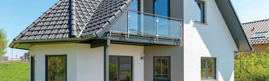 Façade extérieure d'une maison blanche avec des menuiseries aluminium noires