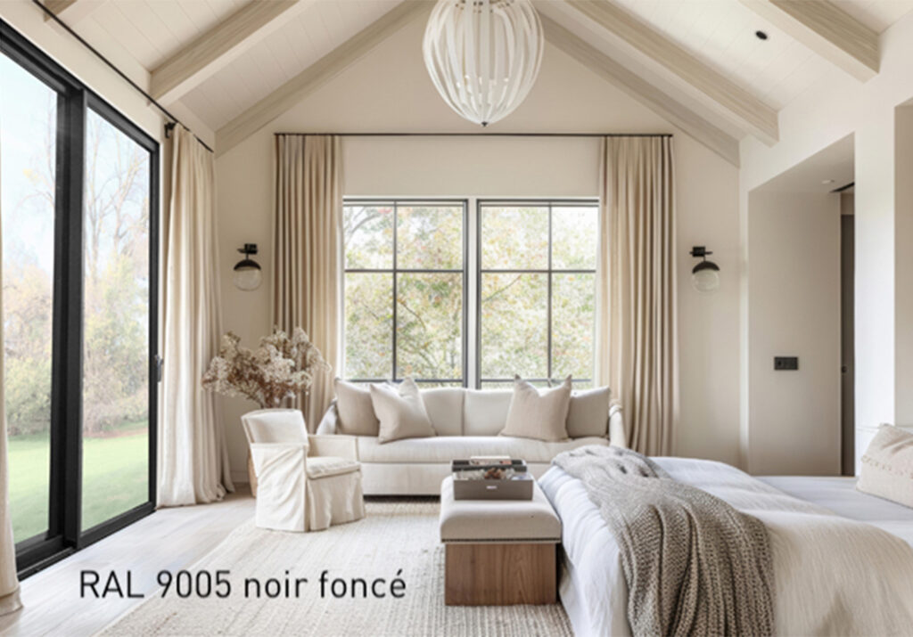 Chambre à coucher épurée, aux tons beige et blanc, très lumineuse grâce aux fenêtres réparties sur deux murs, dont une fenêtre en menuiserie noire RAL 9005.