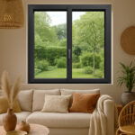 Fenêtre aluminium gris anthracite dans un salon cosy et chaleureux aux teintes beiges