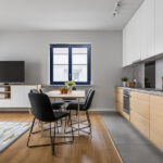 Fenêtre aluminium bleu saphir dans un salon salle à manger moderne et design aux teintes contemporaines