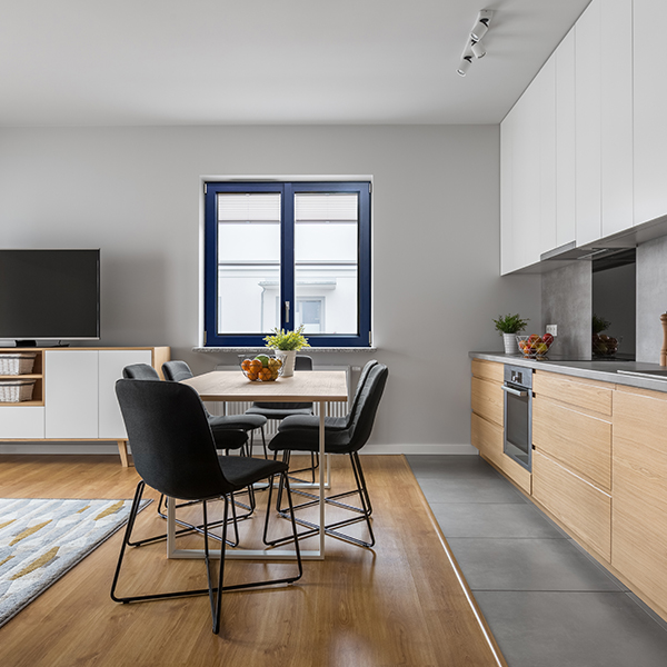 Fenêtre aluminium bleu saphir dans un salon salle à manger moderne et design aux teintes contemporaines