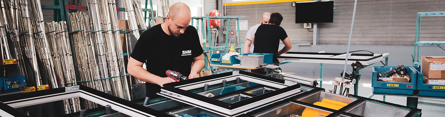 operateur de production a l usine snm fabricant francais de fenetres et portes aluminium