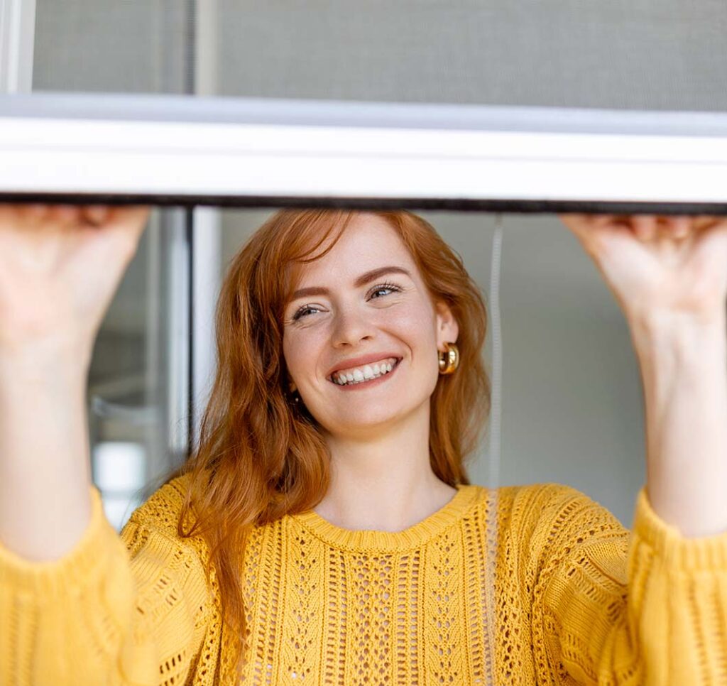 Jeune femme souriante à l'air satisfait d'avoir trouver ses réponses