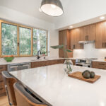 cuisine chaleureuse en bois avec une fenêtre alya nature pvc imitation bois