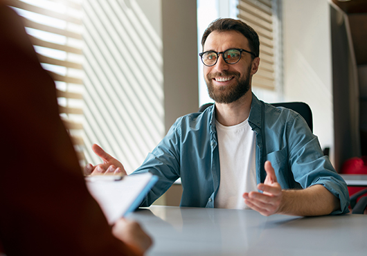 Homme heureux qui échange avec quelqu'un pour rénover ses fenêtres