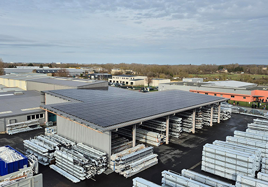 Panneaux photovoltaïques sur le toit de l'usine AMCC de Châteauroux