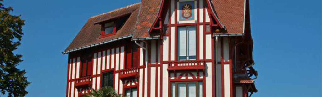 Belle demeure ancienne type maison de maître style nord de la France un peu comme à Deauville avec colombage bordeaux
