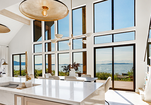 Maison moderne en bord de mer avec de grandes baies vitrées