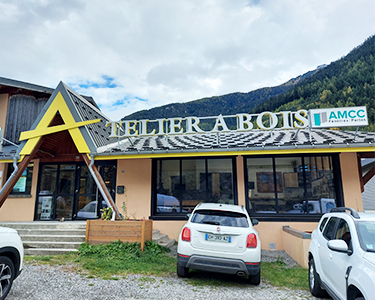 Aperçu de l'extérieur du magasin, point de vente de la Menuiserie Mauriennaise à Modane en Savoie, partenaire AMCC fenêtres et portes