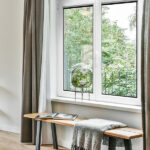 fenêtre PVC dans une chambre cosy avec vue sur un jardin arboré