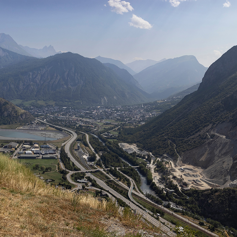 Vue panoramique du Chatel vers la ville de Saint-Jean-de-Maurienne et la vallée de la Maurienne dans la région Rhône-Alpes de France. Vue panoramique estivale