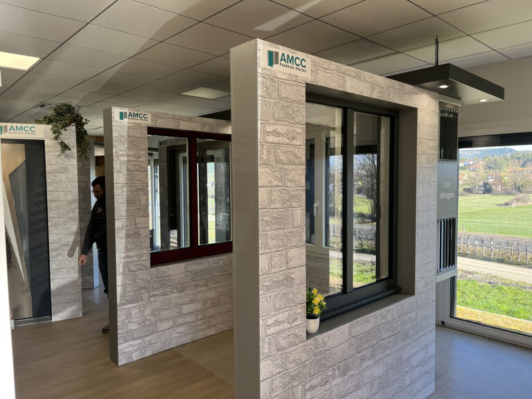 Photo d'un showroom fenêtres et portes partenaire AMCC