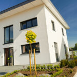 Fenêtre PVC a80 excellence noire vue extérieure d'une maison moderne beige