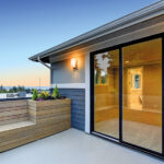 baie vitrée coulissante noire sur une terrasse d'un appartement