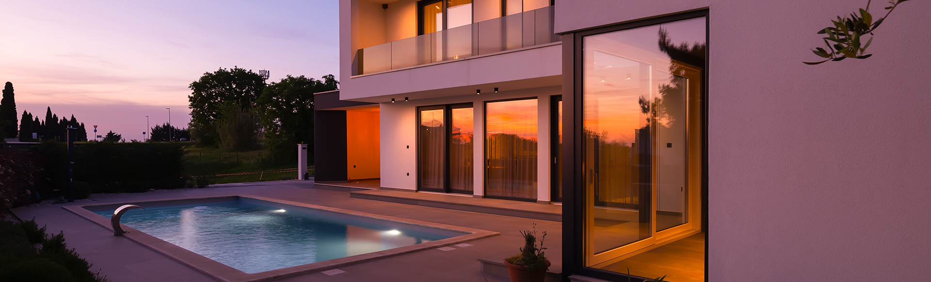 Maison moderne avec baies vitrées coulissantes