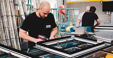 Sur son site de production dédié aux menuiseries aluminium, AMCC a entrepris un plan d’investissements sur 2 ans pour atteindre ses objectifs fixés dans le cadre de sa politique d’amélioration continue et de sa stratégie RSE