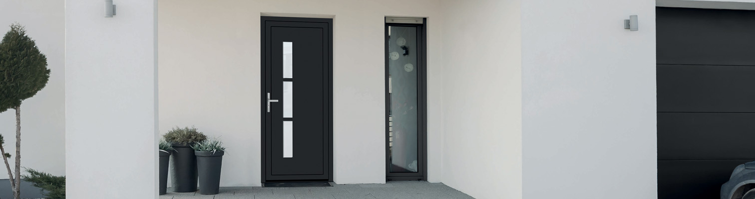 Zoom sur une façade de maison contemporaine avec une porte d'entrée pvc semi-vitrée grise anthracite Amcc