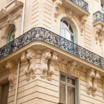 Fenêtre en bois installées sur un bâtiment parisien