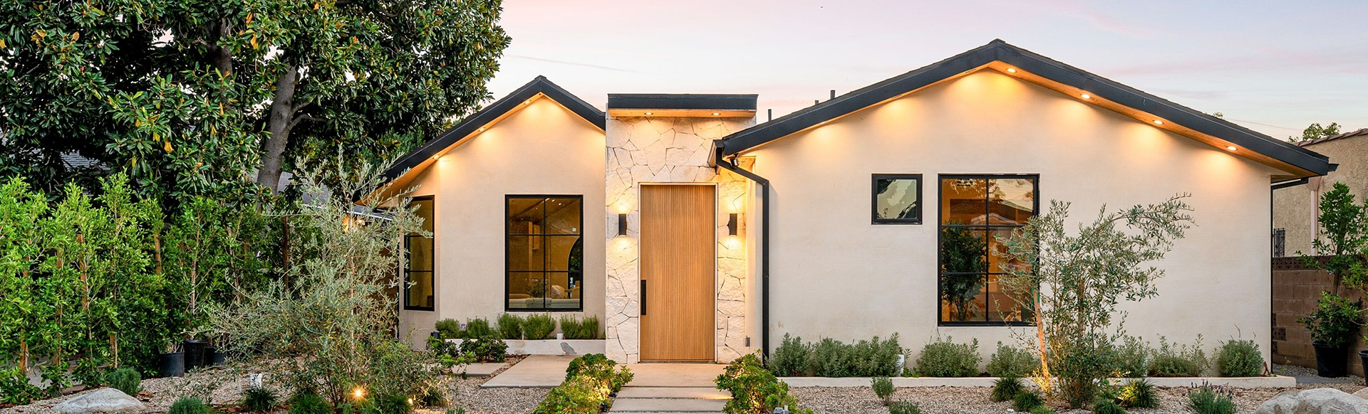 Maison avec fenêtres mixtes pvc aluminium fabriquées en France AMCC