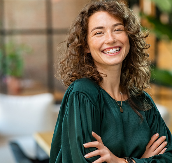 Jeune femme souriante heureuse d'avancer sur son projet de rénovation porte et fenêtres avec AMCC