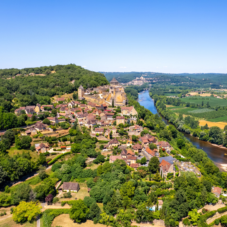Photo vue aérienne du château de Castelnaud dans le sud Tarn partenaire amcc Menuiserie Berger fenêtres et portes