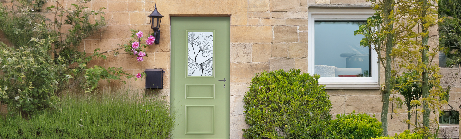 photo d'une maison de campagne avec une porte au design traditionnel ou classique verte