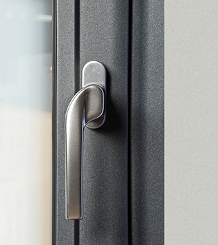 Poignée décalée sur le coulissant aluminium C70 élégance AMCC