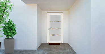 Vue extérieure d'une façade de maison actuelle avec une porte d'entrée contemporaine grand vitrage blanche AMCC