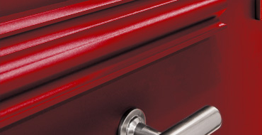 Zoom d'un détail de porte montrant la qualité des moulures et du laquage rouge de classe 2 porte d'entrée traditionnel Prestige AMCC